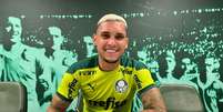 Rafael Navarro durante assinatura de contrato com o Palmeiras Klaudia Kalinin Palmeiras  Foto: Klaudia Kalinin  / Palmeiras