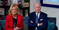 Joe Biden ao lado da primeira-dama Jill enquanto atendia as ligações de Natal  Foto: Elizabeth Frantz / Reuters