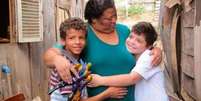 Joyce com os filhos, Lucas e Gabriel, que agora enfrentam dificuldades com os estudos presenciais, após aulas online  Foto: Ana Maria Cardoso / ANF