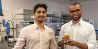 Os bioengenheiros Ryan Pandya e Perumal Gandhi usaram fungos geneticamente modificados para produzir proteínas encontradas no leite  Foto: BBC News Brasil