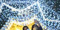 Pessoas visitam decoração iluminada antes dos feriados de fim de ano em Bangcoc, na Tailândia 23/12/2021 REUTERS/Chalinee Thirasupa  Foto: Reuters