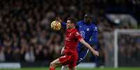 Chelsea e Liverpool ficaram no 2 a 2 neste domingo, pela Premier League (ADRIAN DENNIS / AFP)  Foto: Lance!