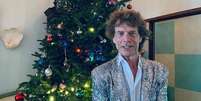 Mick Jagger em frente a uma árvore de Natal; artista tem utilizado bastante o Instagram  Foto: Instagram/@mickjagger / Estadão