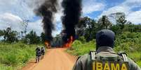 Agentes do Ibama chegam a pista de voo clandestina em Roraima  Foto: Ibama / BBC News Brasil