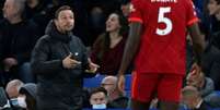 Pep Lijnders, que comandou o Liverpool no último fim de semana, está com Covid-19 (ADRIAN DENNIS / AFP)  Foto: Lance!