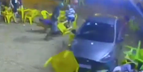 Motorista acelera, atinge dez pessoas sentadas em bar e foge  Foto: Reprodução/Youtube / TV Agência Tocantins