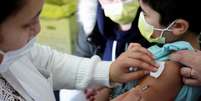 Vacinação de criança na França  Foto: Sarah Meyssonnier / Reuters