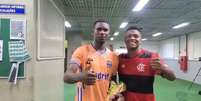 Rangel, do Forte, ao lado de Matheus França, do Flamengo (Foto: Reprodução/FlaTV)  Foto: Lance!