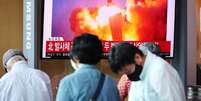 Pessoas assistem à transmissão de reportagem na televisão de Seul, na Coreia do Sul, sobre disparada de míssil pela Coreia do Norte 15/10/2021 REUTERS/Kim Hong-Ji  Foto: Reuters