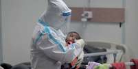 A OMS afirma que a ômicron está colocando hospitais em todo o mundo sob pressão  Foto: AFP / BBC News Brasil