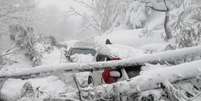 Carros presos durante forte nevasca nas montanhas do Paquistão   Foto: PTV/REUTERS TV / Reuters