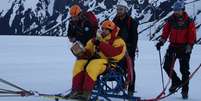Para a viagem de 2011, os montanhistas adaptaram uma cadeira de rodas e colocaram esquis  Foto: Proyecto Panzer / BBC News Brasil