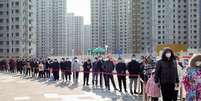 Moradores de Tianjin fazem fila para realizar o teste de covid  Foto: EPA / BBC News Brasil