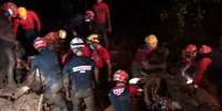 Bombeiros buscam vítimas de soterramento em Brumadinho (MG)  Foto: Corpo de Bombeiros / Divulgação