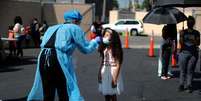 Alisson Argueta, de 8 anos, faz teste de Covid-19 no retorno às aulas em Los Angeles Califórnia, EUA
12/08/2021 REUTERS/Lucy Nicholson  Foto: Reuters