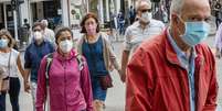 Vários países estão revisando suas regulamentações sobre o período de isolamento exigido para pessoas infectadas com covid  Foto: Getty Images / BBC News Brasil