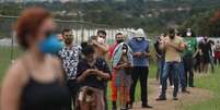 Pessoas enfrentam horas de fila de horas para passar por teste de covid-19 em unidade de saúde na Asa Sul de Brasília  Foto: Gabriela Biló / Estadão