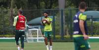 Matheus Fernandes durante treino: com Covid-19, jogador está afastado (Foto: Cesar Grecco/Palmeiras)  Foto: Lance!