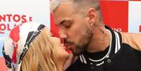 Vih Tube e Lipe trocam beijos na pré-esteia do filme 'Juntos e Enrolados'  Foto: Lucas Ramos/AgNews