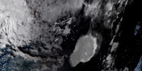 Imagens de satélite capturam momento em que vulcão submarino gigante entra em erupção  Foto: Reprodução/NOAA / BBC News Brasil