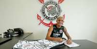 Adson assinou neste sábado a renovação de seu contrato com o Corinthians Rodrigo Coca Ag. Corinthians  Foto: Rodrigo Coca  / Ag. Corinthians