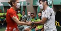 Leila Pereira e Abel Ferreira durante as boas-vindas ao elenco do Palmeiras em 2022 (Foto: Cesar Greco/Palmeiras)  Foto: Lance!