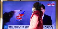 A mídia sul-coreana noticiou o mais recente lançamento de mísseis pelo vizinho do norte  Foto: EPA / BBC News Brasil