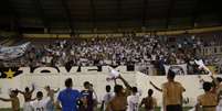 Jogadores do Santos comemoram classificação com a torcida em Araraquara (FOTO: Divulgação/Santos FC)  Foto: Lance!