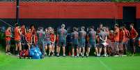 Ao lado da comissão técnica, Paulo Sousa dá instruções em treino no Ninho (Foto: Marcelo Cortes/Flamengo)  Foto: Lance!