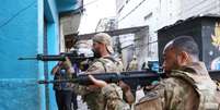 Agentes da Polícia Militar, em ação conjunta com a Polícia Civil, são vistos em ação durante a Operação no Jacarezinho, na zona norte do Rio de Janeiro  Foto: JOSE LUCENA/THENEWS2 / Estadão