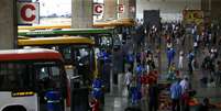 Terminal Rodoviário de Brasília tem registro diário de fluxo de pessoas. Decreto do DF determina uso obrigatório de máscara em toda a cidade  Foto: Marcelo Camargo/Agência Brasil - 8/10/2020 / Estadão