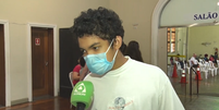 "Não acreditem nesse Bolsonaro", diz criança ao se vacinar contra covid  Foto: Reprodução / TV Poços