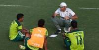 Abel Ferreira conversa com jogadores do Palmeiras durante treino da tarde desta terça (Foto: Cesar Greco/Palmeiras)  Foto: Lance!