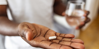 No exterior, já existem dois comprimidos com ação antiviral para pacientes nos primeiros dias de covid: o paxlovid (Pfizer) e o monupiravir (MSD)  Foto: Getty Images / BBC News Brasil