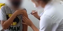 Mãe flagrou o erro ainda no posto de vacinação  Foto: reprodução / Facebook