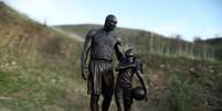 Estátua de bronze em homenagem a Kobe Bryant e sua filha, Gianna  Foto: David Swanson / Reuters