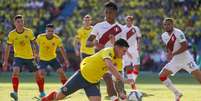 Colômbia e Peru jogaram nesta sexta-feira pelas Eliminatórias (DANIEL MUNOZ / AFP)  Foto: Lance!