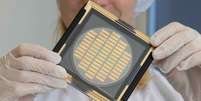 Este chip, da empresa alemã Q.ant, foi projetado para facilitar o processamento óptico de dados para tecnologia quântica  Foto: Getty Images / BBC News Brasil