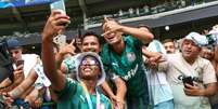 Endrick festeja o título da Copinha ao lado de torcedores, no Allianz Parque (Foto: Fabio Menotti/Palmeiras)  Foto: Lance!