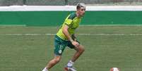 Piquerez durante treino do Palmeiras na Academia de Futebol (Foto: Cesar Greco/Palmeiras)  Foto: Lance!