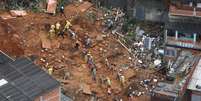 Busca por vítimas de deslizamento em Franco da Rocha (SP)  Foto: Carla Carniel / Reuters