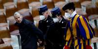 O homem foi levado pela polícia do Vaticano  Foto: Reuters