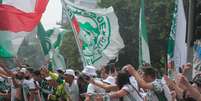 Torcedores do Palmeiras se concentram em frente à academia da equipe, na zona oeste de São Paulo, para apoiar os jogadores e comissão técnica  Foto: Matheus Tahan/W9 Press / Estadão