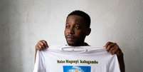 Amigo de Moïse Kabagambe, congolês espancado até a morte no Rio, exibe camiseta com a imagem da vítima  Foto: Ian Cheibub / Reuters