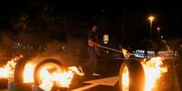 Manifestantes ateiam fogo a pneus durante protesto contra assassinato de refugiado congol&ecirc;s no Rio de Janeiro 03/02/2022  Foto: REUTERS/Ian Chebub