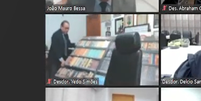 Desembargador derruba painel que simulava biblioteca durante videoconferência  Foto: Reprodução / TJ Amazonas