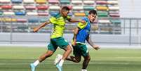 Rony (sem colete) com Gustavo Gómez durante treino do Verdão nesta sexta-feira (Foto: Fabio Menotti/Palmeiras)  Foto: Lance!