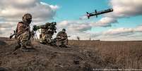 Soldados ucranianos usam um lançador com mísseis Javelin dos EUA durante exercícios militares  Foto: DW / Deutsche Welle