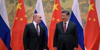 Vladimir Putin com Xi Jinping nesta sexta (4 de fevereiro); países emitiram comunicado reafirmando sua 'amizade sem limites'  Foto: Reuters / BBC News Brasil