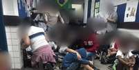 Crian&ccedil;as abaixadas em corredor de escola municipal durante tiroteio na Rocinha em 2019  Foto: Redes sociais